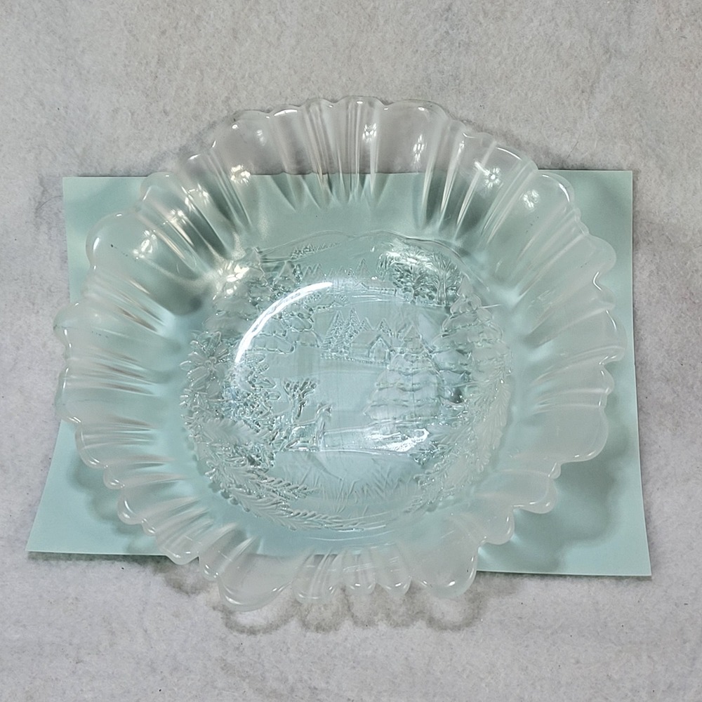 Mikasa Winter Dreams Frosted Glass Christmas Winter Scene Bowl Scalloped Edge